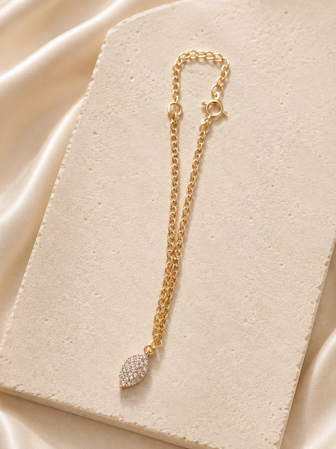 Pulseira com Pingente de Folha Cravejada